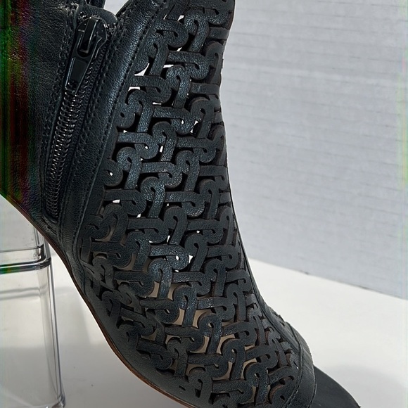 Vince Camuto Sternat “shooties”. - Picture 8 of 16
